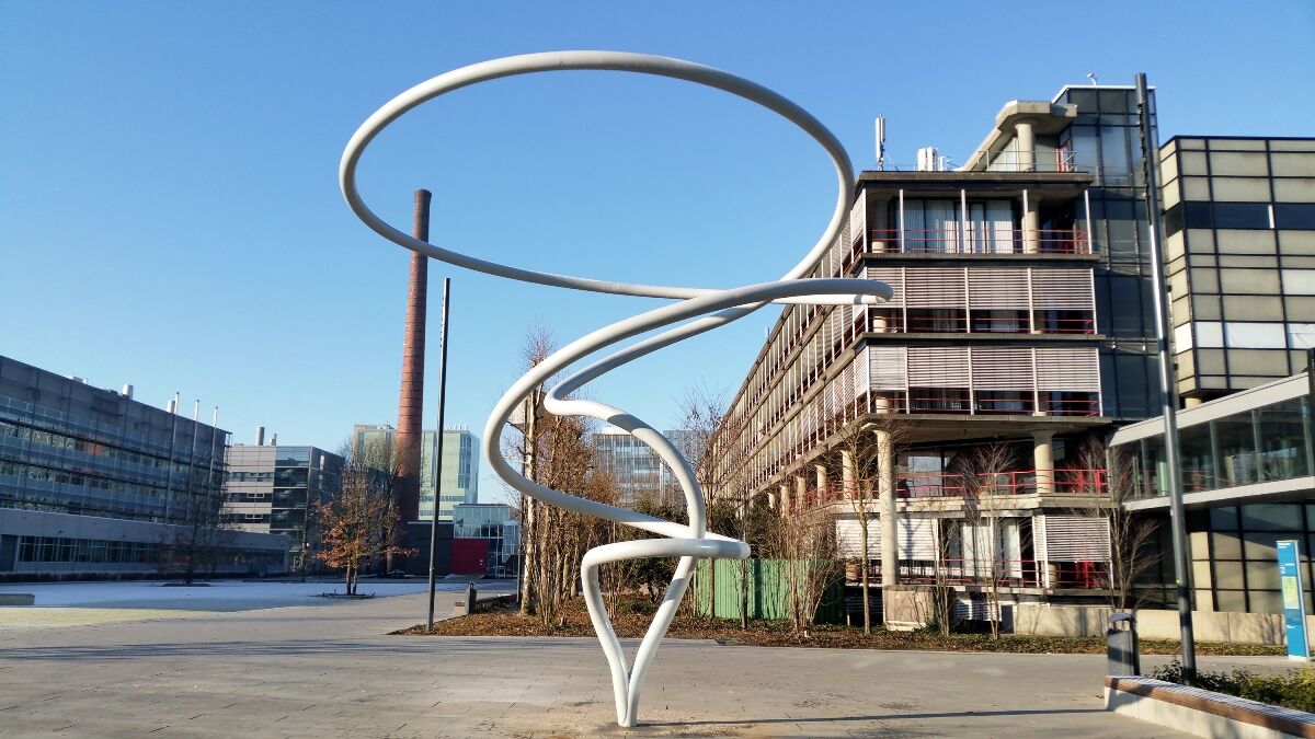 Outside the Gemini building on the TU/e campus sits an artwork designed by Tijs Rooijakkers. This vortex-inspired structure is meant to embody the physical concept of “Flux”